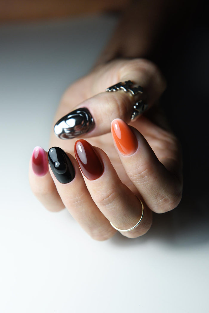 Eclectic chrome ombre press-on nails with black, silver and warm-toned details – detail view