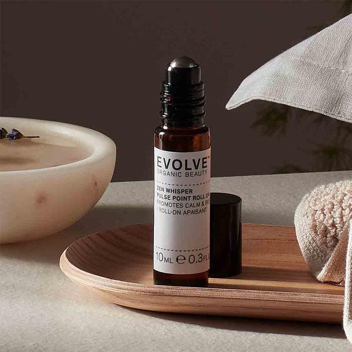 Evolve Zen Whisper Pulse Point Roll-On 10 ml. Roll-on-pullo puutarjottimella