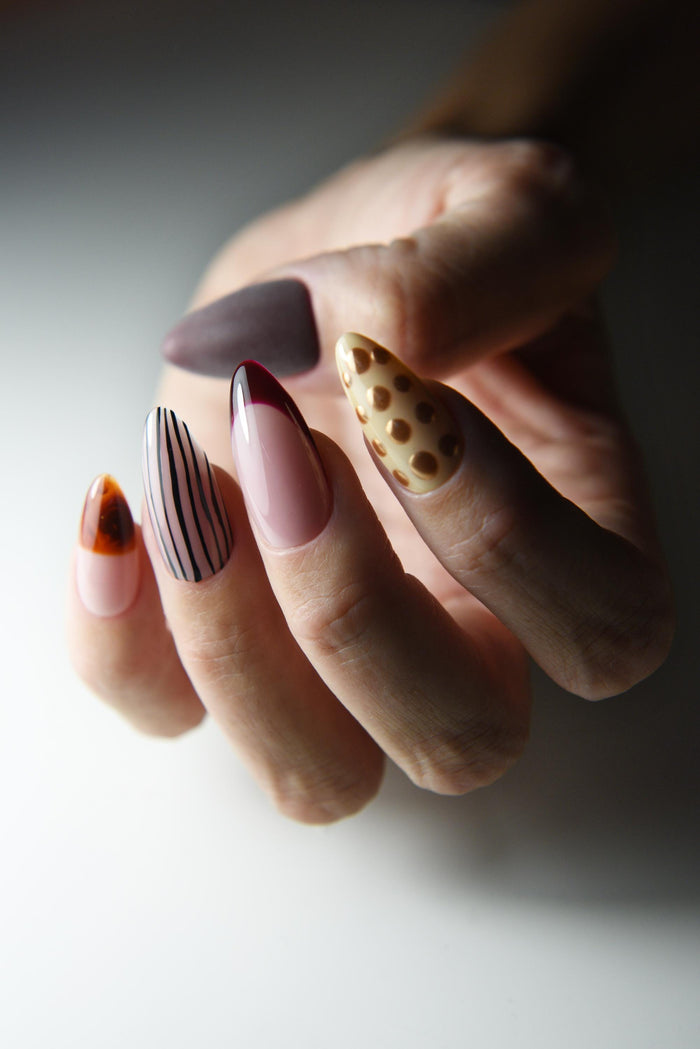 Mixed-media press-on nails with tortoise details, stripes and dimensional accents – detail view