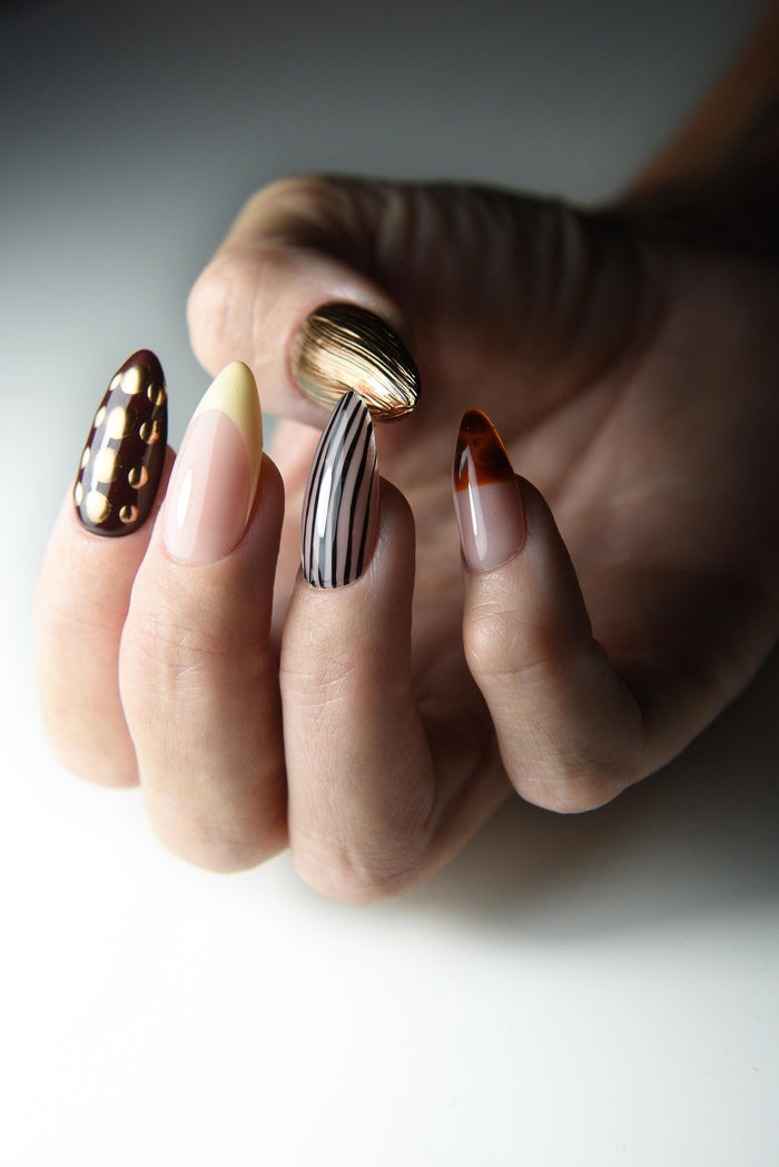 Mixed-media press-on nails with tortoise details, stripes and dimensional accents – detail view