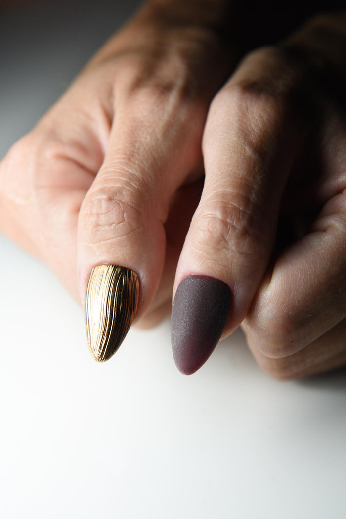 Mixed-media press-on nails with tortoise details, stripes and dimensional accents – detail view