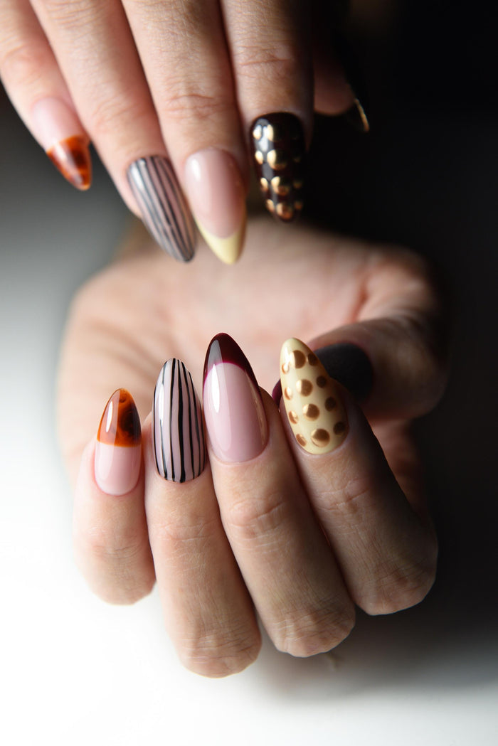 Mixed-media press-on nails with tortoise details, stripes and dimensional accents – detail view