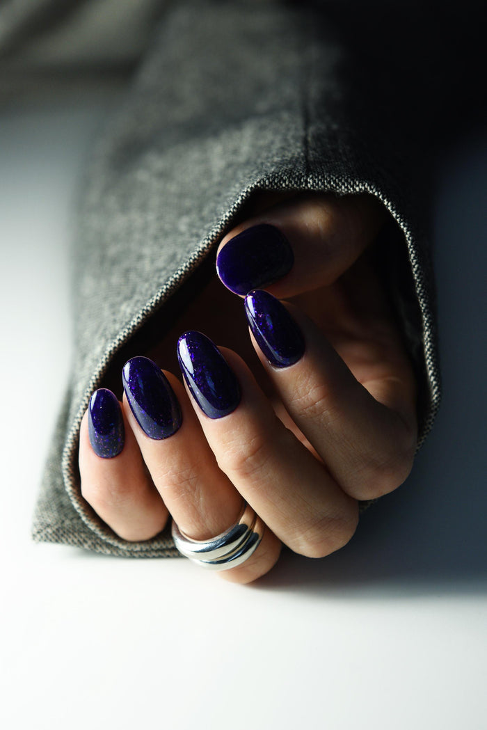 Deep violet press-on nails with subtle purple sparkle – detail view