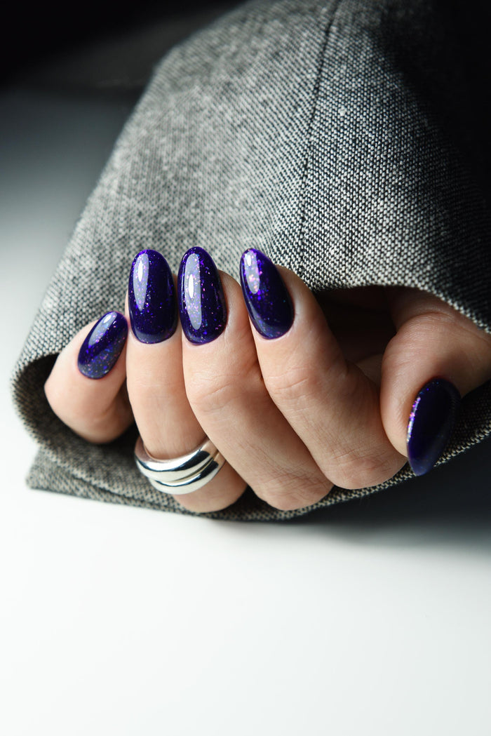 Deep violet press-on nails with subtle purple sparkle – detail view