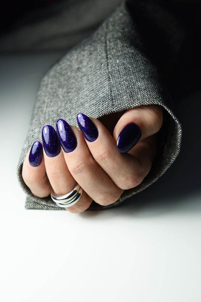 Deep violet press-on nails with subtle purple sparkle – detail view